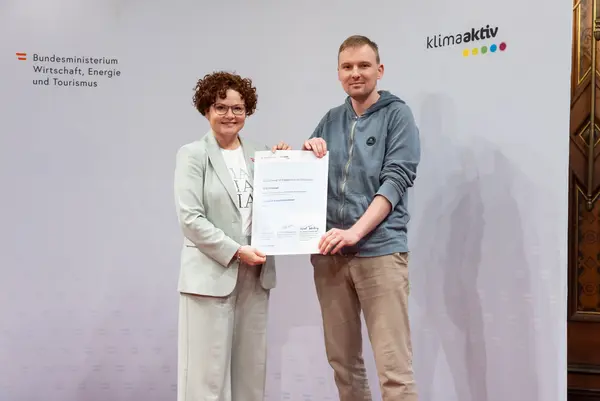 Menschen auf einer Bühne bei einer Veranstaltung