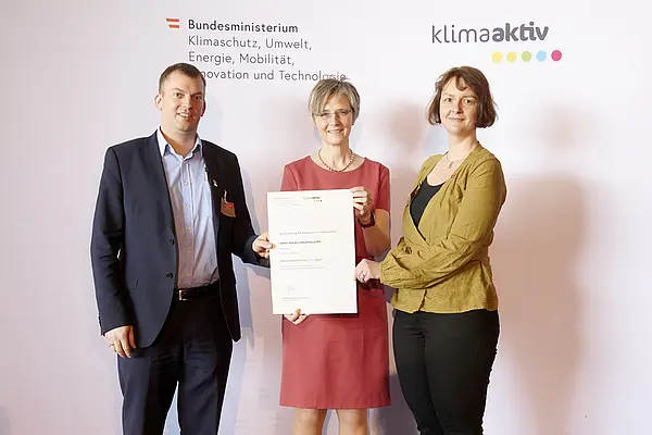 DI Dr. Bettina Bergauer, Stellvertretung Stabsstelle Dialog zu Energiewende und Klimaschutz, zeichnete am 24. März 2022 energieeffiziente Betriebe und Beratungsunternehmen aus.  Ausgezeichnetes Beratungsunternehmen: sattler energie consulting gmbh  Im Bild: Martin Hinterndorfer (Projektleiter), Julia Rachbauer (Projektleiterin) mit Bettina Bergauer (BMK)