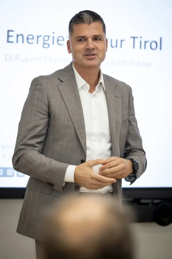 ein Mann spricht auf einer Bühne