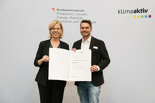 Auszeichnung von klimaaktiv Vorzeigebetrieb Logmedia GmbH durch Klimaschutzministerin Leonore Gewessler (BMK). Im Bild: Marc Gfrerer (CEO) (rechts) mit Klimaschutzministerin Leonore Gewessler (BMK) (links)