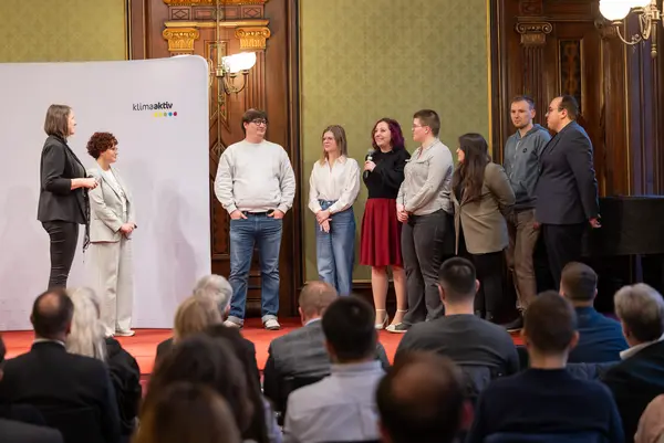 Menschen auf einer Bühne bei einer Veranstaltung