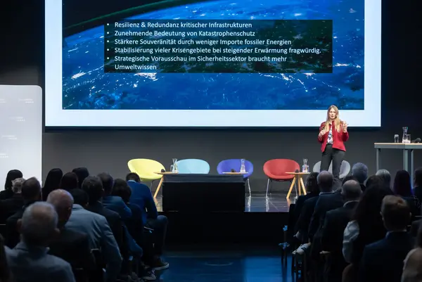 Frau spricht auf einer Bühne