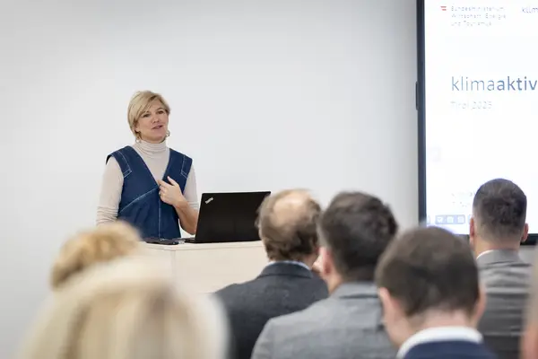 eine Frau spricht auf einer Bühne