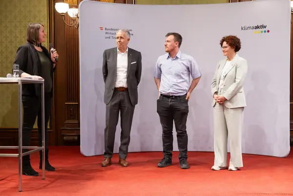 Menschen auf einer Bühne bei einer Veranstaltung