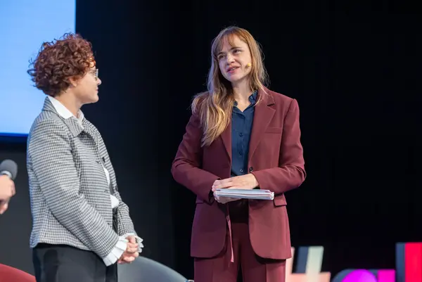 Personen auf einer Bühne