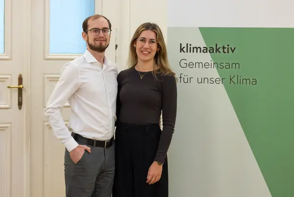 Personen lächeln in die Kamera