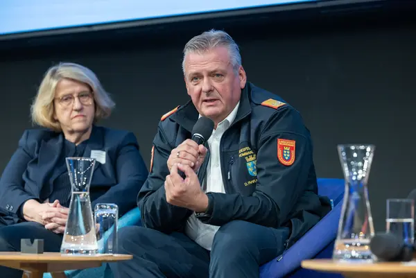 Personen auf einer Bühne bei einer Diskussionsrunde