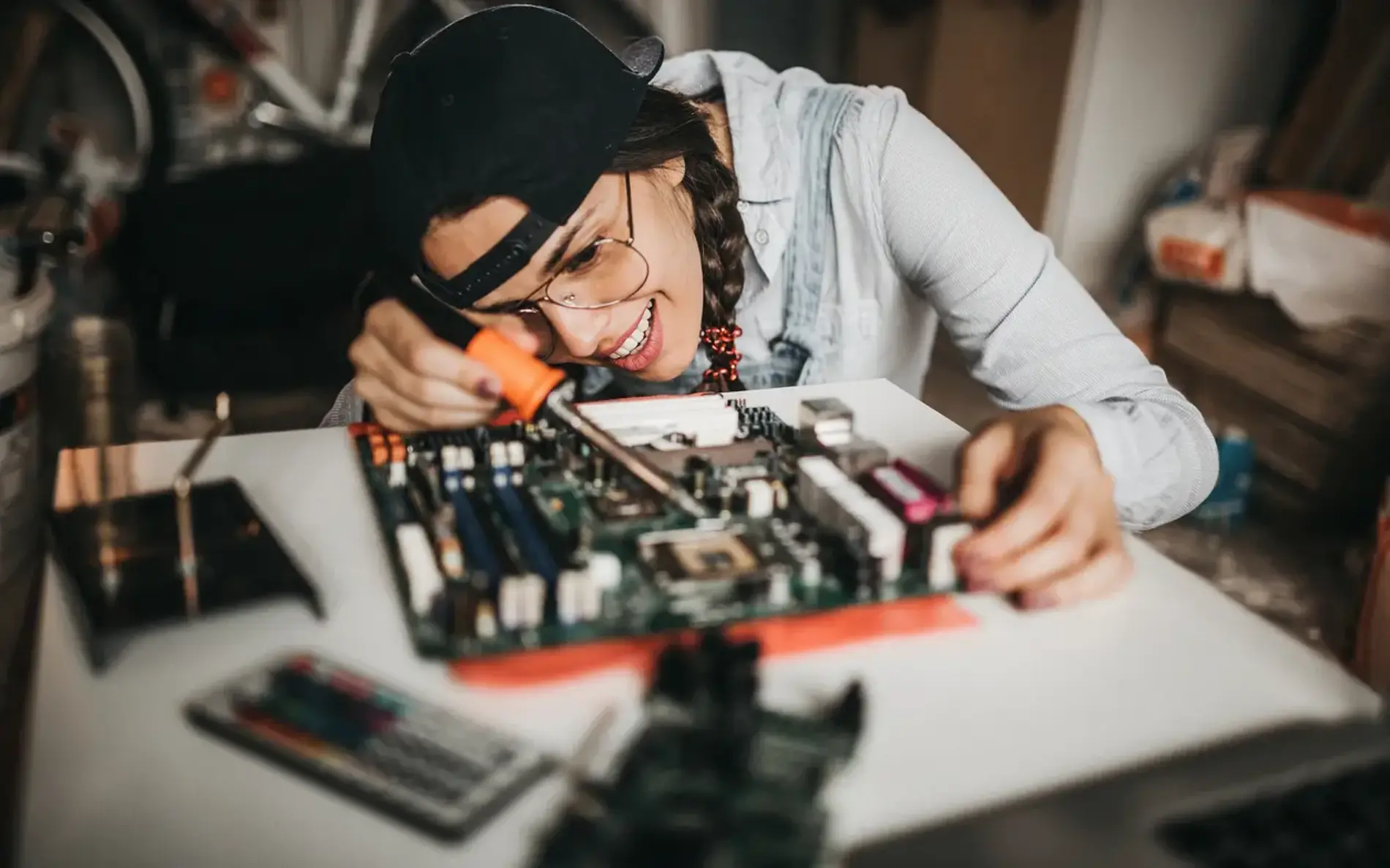 Eine Frau repariert ein Smartphone