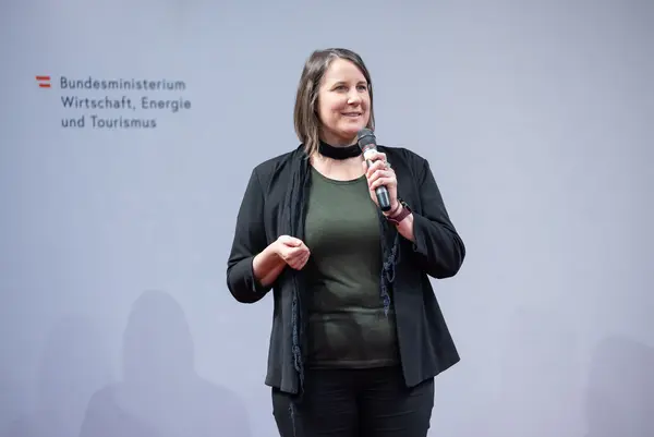 eine Frau mit Mikrofon auf einer Bühne