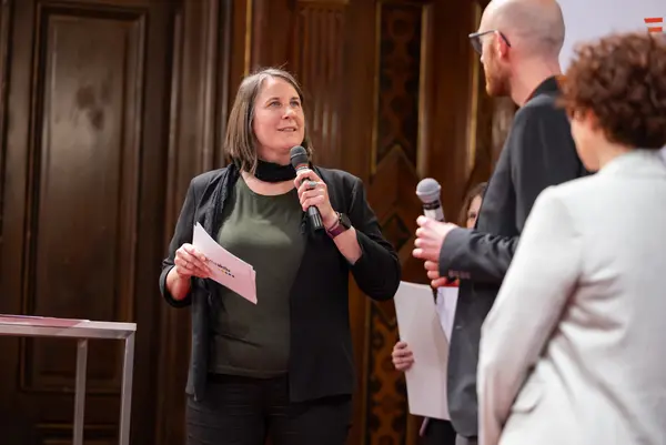 Menschen auf einer Bühne bei einer Veranstaltung