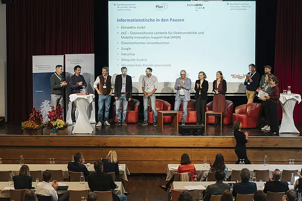 Viele Personen auf der Bühne
