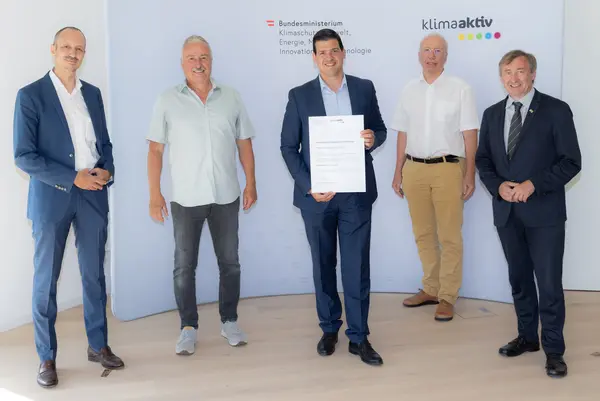 klimaaktiv Gold Auszeichnung für die Planung des Neubau Kindergarten Münichsthal  Im Bild: Jürgen Schneider (Klimaschutzministerium),  Dominic Litzka (Bürgermeister Wolkersdorf), Christian Schrefel (Umweltstadtrat Wolkersdorf), Thomas Belazzi (BauXund Forschung und Beratung GesmbH), Herbert Greisberger (enu)