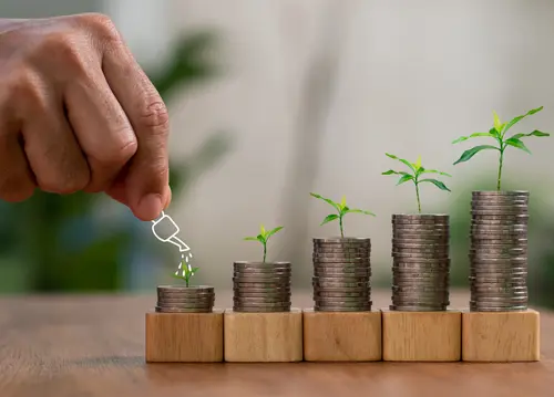 Münzstapel mit wachsenden Pflanzen und grafischen Symbolen für Energie und CO₂-Reduktion.