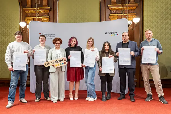 ein Gruppenfoto auf einer Bühne, Menschen mit Urkunden