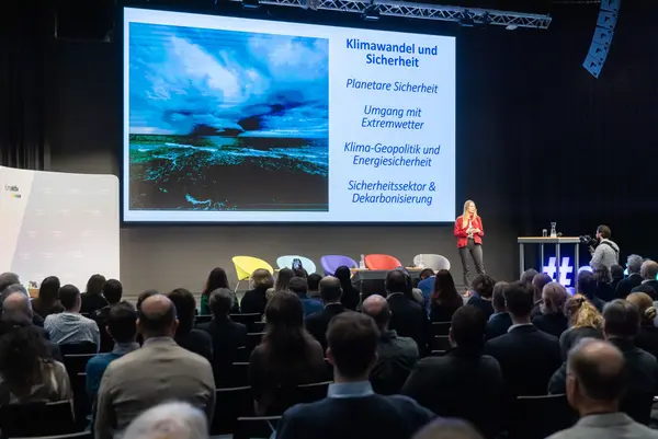 Frau spricht auf einer Bühne