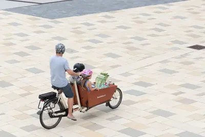 Vater am Transportrad, 2 Kinder vorne