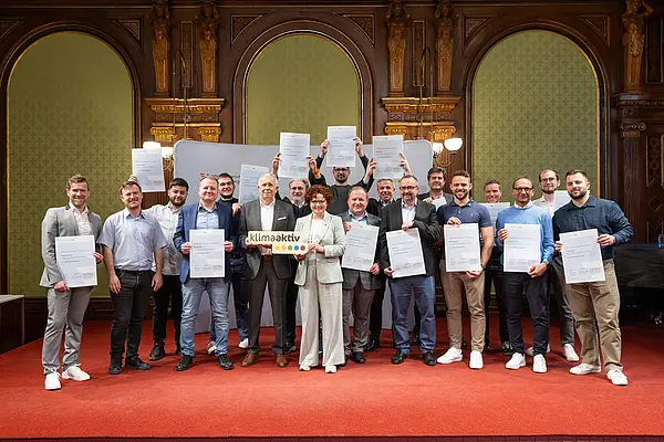 ein Gruppenfoto auf einer Bühne, Menschen mit Urkunden
