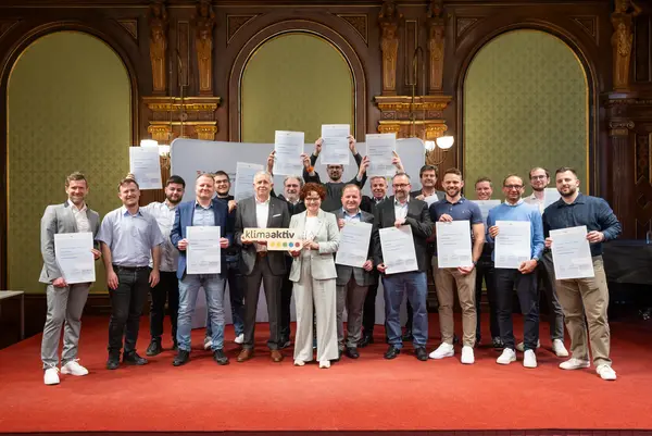 ein Gruppenfoto auf einer Bühne, Menschen mit Urkunden