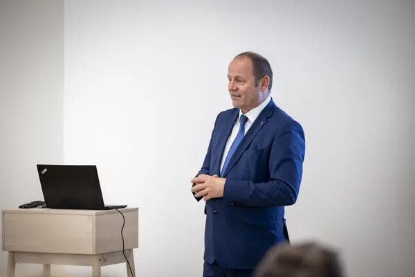 ein Mann spricht auf einer Bühne