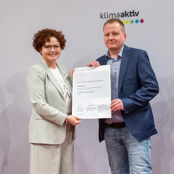 Menschen auf einer Bühne bei einer Veranstaltung