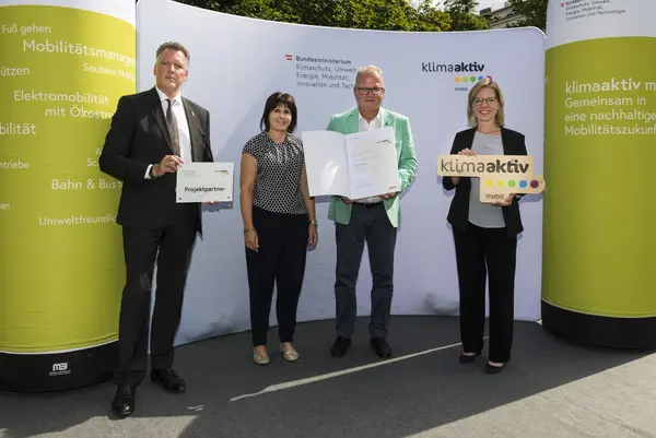 Die Fahrschule Peter. erhält die Auszeichnung als klimaaktiv mobil Fahrschule. Im Bild: Doris und Peter Unteregger gemeinsam mit FBM Leonore Gewessler und Alexander Klacska, Obmann der Bundessparte Transport und Verkehr der Wirtschaftskammer Österreich.