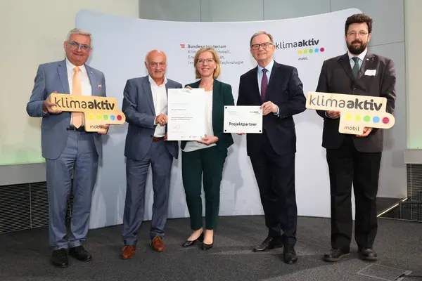 Auszeichnung klimaaktiv mobil Projektpartner:innen im Rahmen der THEPEP Konferenz