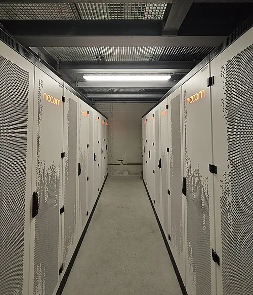 Raum mit mehreren geschlossenen Batteriespeicher-Schränken in zwei Reihen, industrielle Installation für Energiespeicherung.