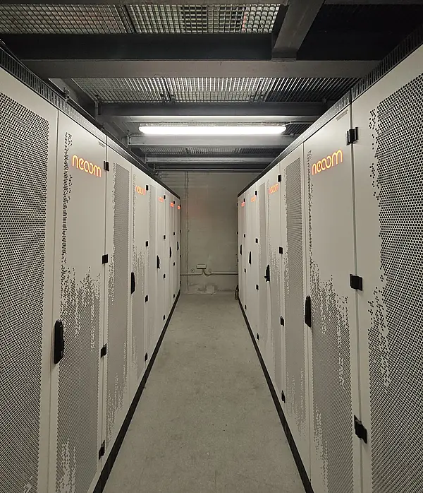Raum mit mehreren geschlossenen Batteriespeicher-Schränken in zwei Reihen, industrielle Installation für Energiespeicherung.
