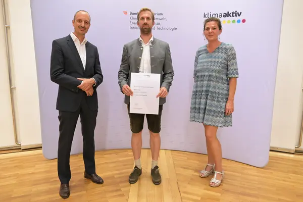 Im Bild von links nach rechts: Sektionschef Jürgen Schneider, Christian Hölzl, Gundula Weber