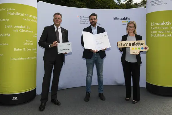 Die IKEA Möbelvertrieb OHG wird für die emissionsfreie Zustellung an Kundinnen und Kunden im Großraum Wien durch Elektrifizierung der Lieferflotte und Errichtung von Ladeinfrastruktur ausgezeichnet. Im Bild: Claes Lindgren gemeinsam mit FBM Leonore Gewessler und Alexander Klacska, Obmann der Bundessparte Transport und Verkehr der Wirtschaftskammer Österreich.