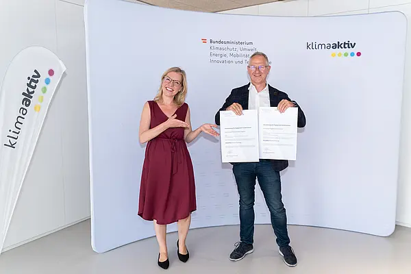 Im Bild: Klimaschutzministerin Leonore Gewessler, Harald Kopertz (Immo Solutions)