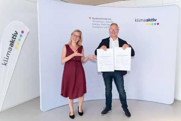 Im Bild: Klimaschutzministerin Leonore Gewessler, Harald Kopertz (Immo Solutions)