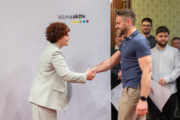 Menschen auf einer Bühne bei einer Veranstaltung