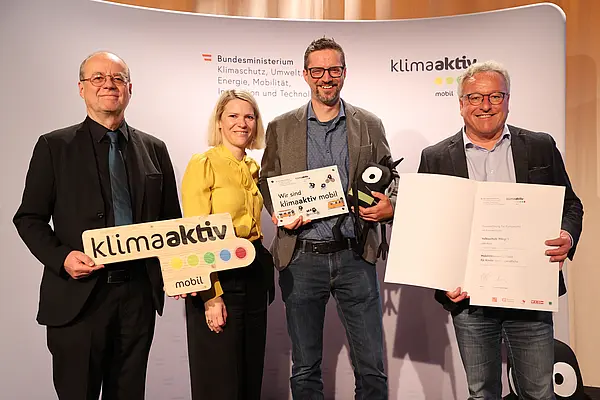 Reinhard Angerer (Schulleiter) gemeinsam mit LH-Stv. Heinrich Schellhorn, Robert Thaler (BMK) und Postbus-Vorständin Silvia Kaupa-Götzl