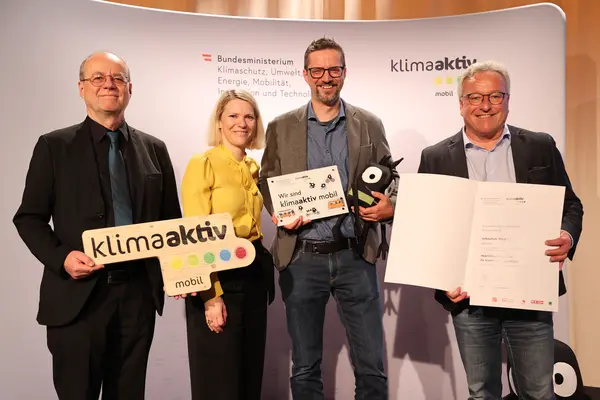 Reinhard Angerer (Schulleiter) gemeinsam mit LH-Stv. Heinrich Schellhorn, Robert Thaler (BMK) und Postbus-Vorständin Silvia Kaupa-Götzl
