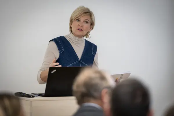 eine Frau spricht auf einer Bühne