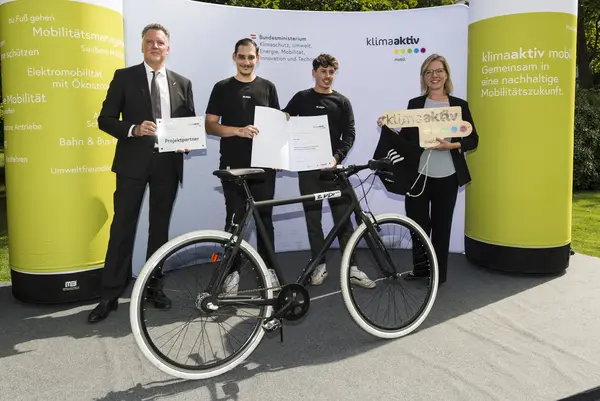 Die EDDI Mobility GmbH wird für die Anschaffung von 1.200 Fahrrädern und das innovative Abomodell inklusive Service, Reparatur und Wartung ausgezeichnet. Im Bild: Philipp Eder und Stephan Ziegler gemeinsam mit FBM Leonore Gewessler und Alexander Klacska, Obmann der Bundessparte Transport und Verkehr der Wirtschaftskammer Österreich.