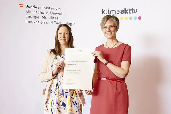 DI Dr. Bettina Bergauer, Stellvertretung Stabsstelle Dialog zu Energiewende und Klimaschutz, zeichnete am 24. März 2022 energieeffiziente Betriebe und Beratungsunternehmen aus.  Ausgezeichneter Betrieb: Casinos Austria AG  Im Bild: Susanne Hirner (CSR Fachreferentin) mit Bettina Bergauer (BMK)