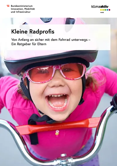 Broschüre mit klimaaktiv mobil und BMIMI Logo ganz oben. Titel "Kleine Radprofis". Ein Kleinkind mit bunter Sonnenbrille, pinkem Shirt und rosa Helm sitzt auf dem Rad, beugt sich über den Lenker, ruft etwas und sieht fröhlich aus.