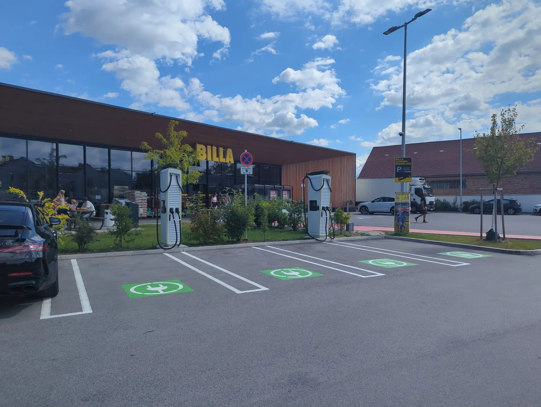 Vier Parkplätze mit elektrischen Ladestationen vor einer Billa-Filiale