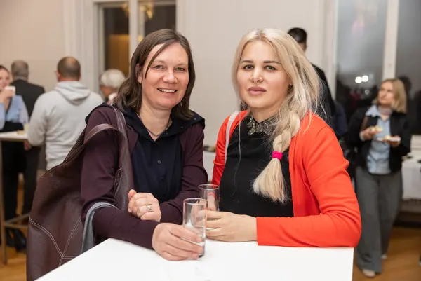 Menschen lächeln in die Kamera