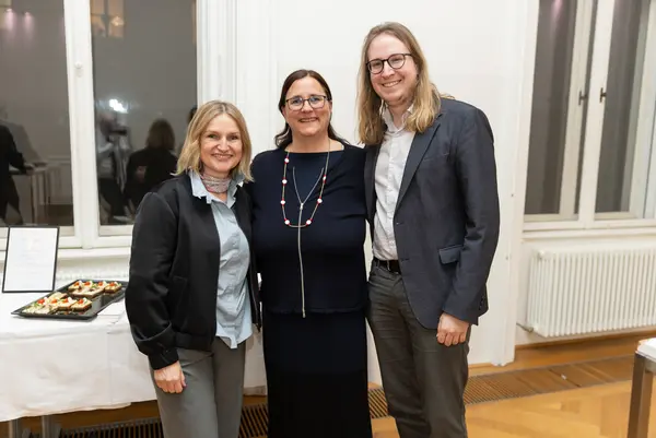 Personen lächeln in die Kamera