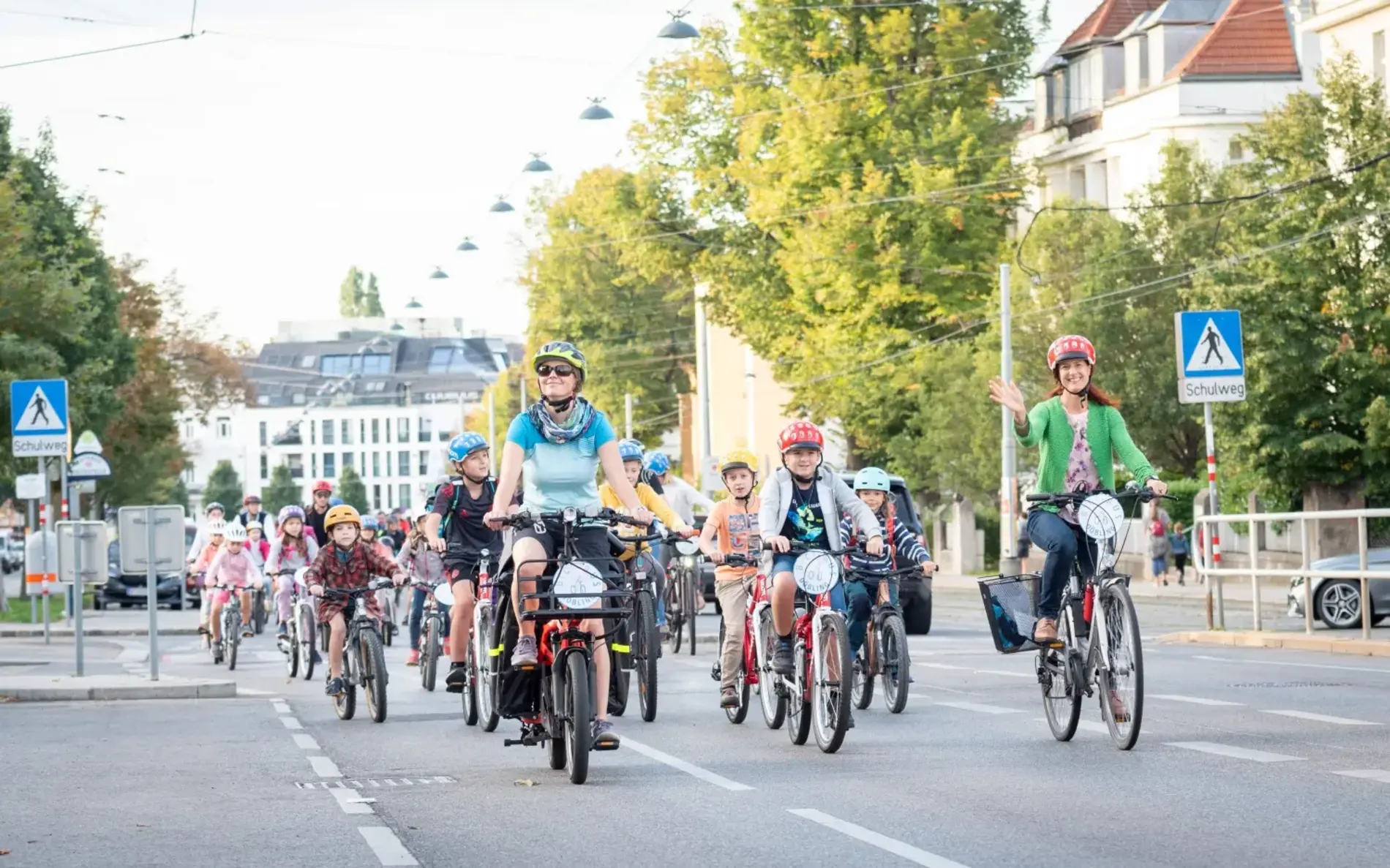 Kidical Mass Velobus in Döbling mit vielen Kindern und Begleitpersonen
