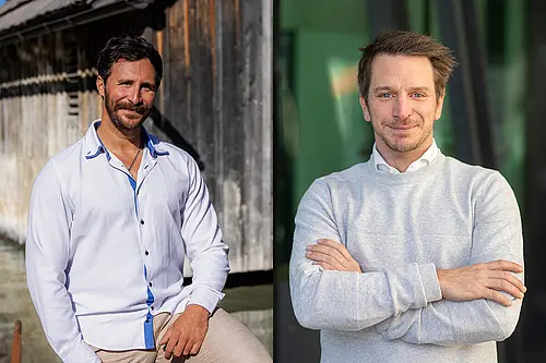 Zwei Porträtfotos der Referierenden des Webinars. Links steht Lukas Molzbichler vor einer Holzfassade im Freien, rechts Michael Hilpert vor einem modernen Gebäude mit Glasflächen. Beide sind als Oberkörperdarstellungen aufgenommen.