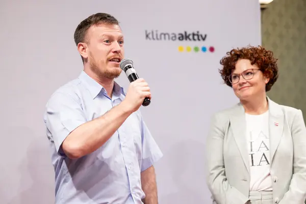 Menschen auf einer Bühne bei einer Veranstaltung