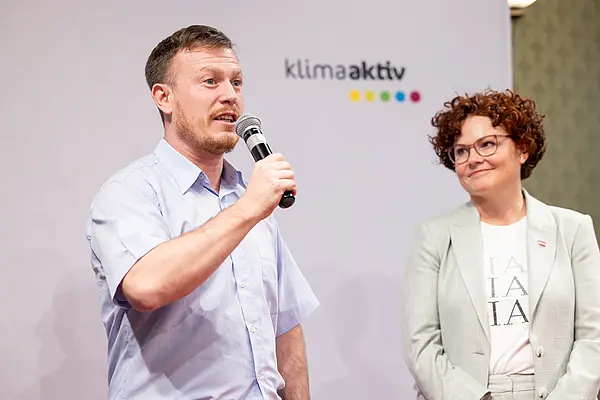 Menschen auf einer Bühne bei einer Veranstaltung