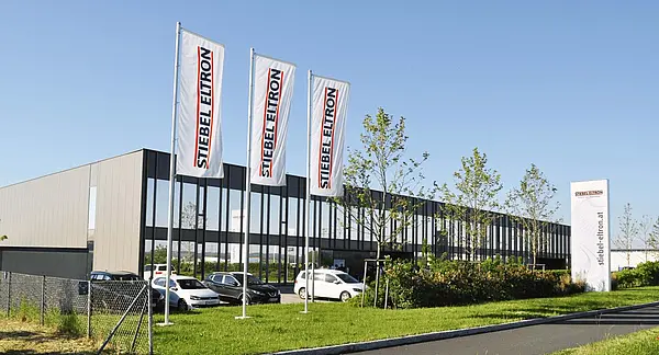 Außenansicht eines großen Unternehmensgebäudes