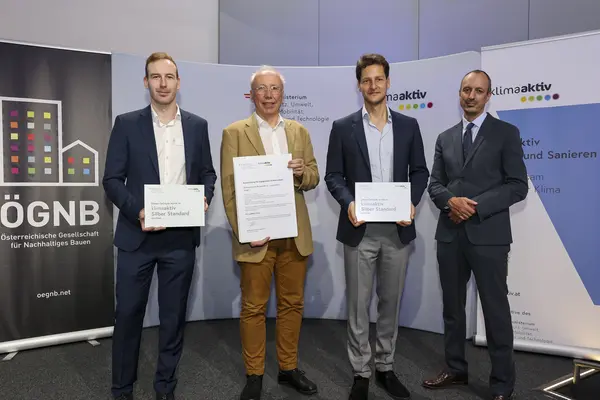Ausgezeichnetes Projekt: Wohngebäude Blickpunkt 21 – Leopoldine, 1210 Wien<br /> Stiege 1 – Fertigstellung, 859 von 1000 klimaaktiv Punkten, klimaaktiv SILBER<br /> Stiege 2 – Fertigstellung, 859 von 1000 klimaaktiv Punkten, klimaaktiv SILBER<br /> Stiege 3 – Fertigstellung, 858 von 1000 klimaaktiv Punkten, klimaaktiv SILBER<br /> Stiege 4 – Fertigstellung, 856 von 1000 klimaaktiv Punkten, klimaaktiv SILBER<br /><br />  Bauherrschaft: ARWAG Bauträger GmbH<br /> Architektur: Baumschlager Hutter & Partner ZT GmbH SMAC Smart Architectural Concepts KG<br /> Bauphysik: Kern+Ingenieure ZT GmbH<br /> Haustechnik: Ernst Haustechnik GesmbH & Co KG<br /> Bauleitung: Hazet Bauunternehmung GmbH<br /> klimaaktiv Consultant: bauXund forschung und beratung gmbh