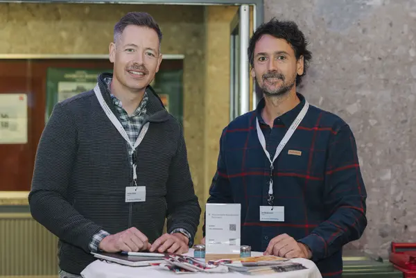 Zwei Männer am Stehtisch