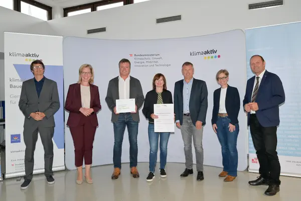 Im Bild: Klimaschutzministerin Leonore Gewessler, LHStv. Josef Geisler, DI Robert Taunmüller (Energie Tirol), Bgm. Anton Hoflacher, Vizebgm. Michael Dessl (Marktgemeinde Kundl), Anni Häusler (e5-Team Marktgemeinde Kundl), DI Christina Krimbacher